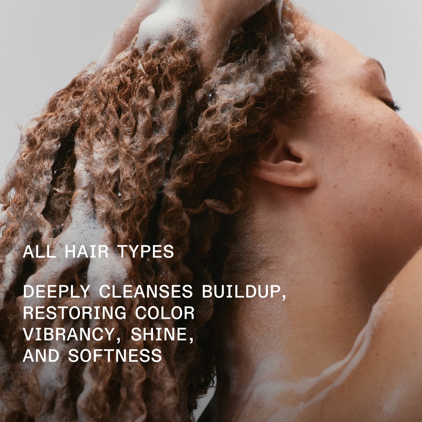 TOUS LES TYPES DE CHEVEUX
NETTOIE EN PROFONDEUR LES RÉSIDUS ACCUMULÉS, RESTAURANT L'ÉCLAT DE LA COULEUR, LA BRILLANCE ET LA DOUCEUR