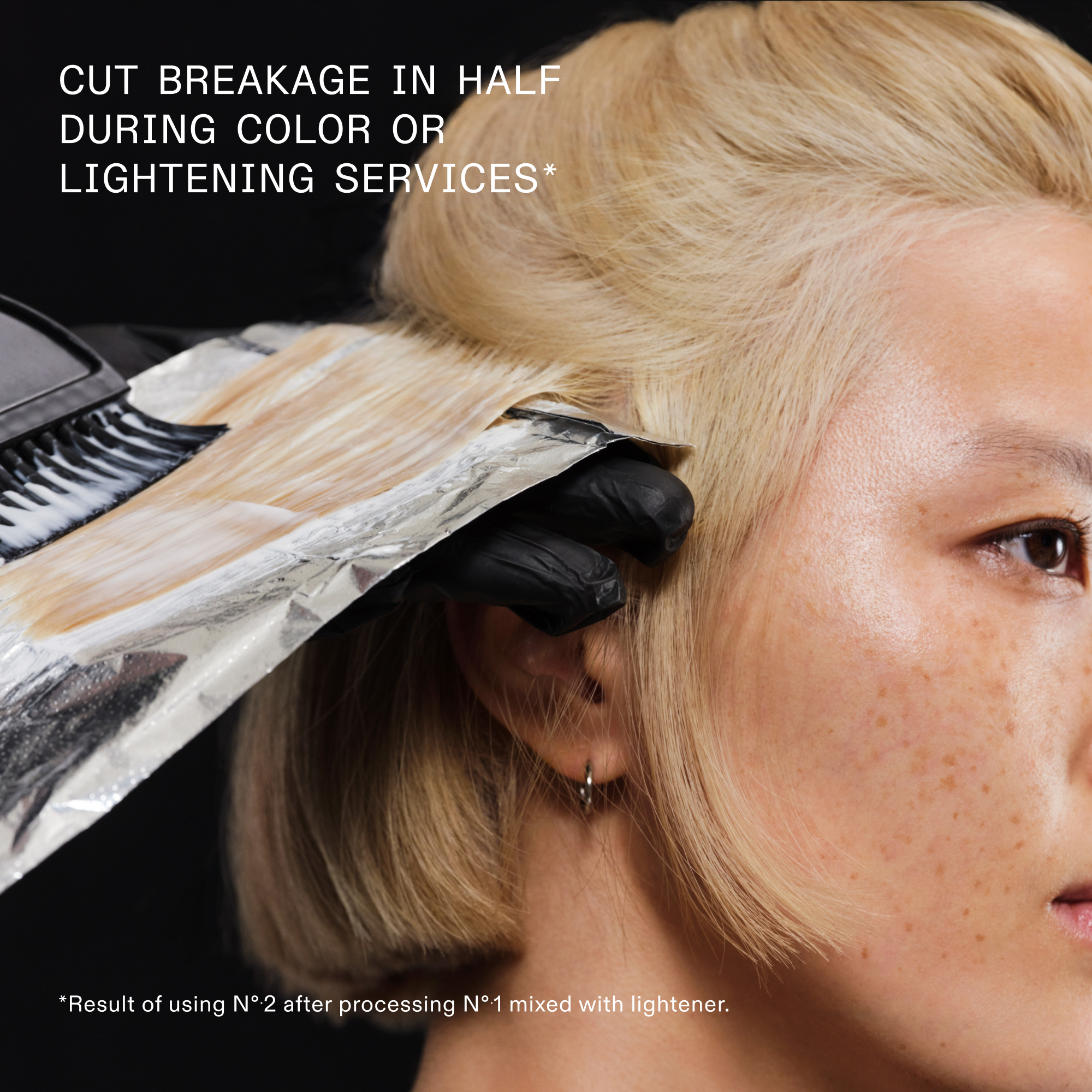 PROTECT THE BONDS THAT MATTER IN 3 MINUTES

Stylist applying treatment on model with short blond hair