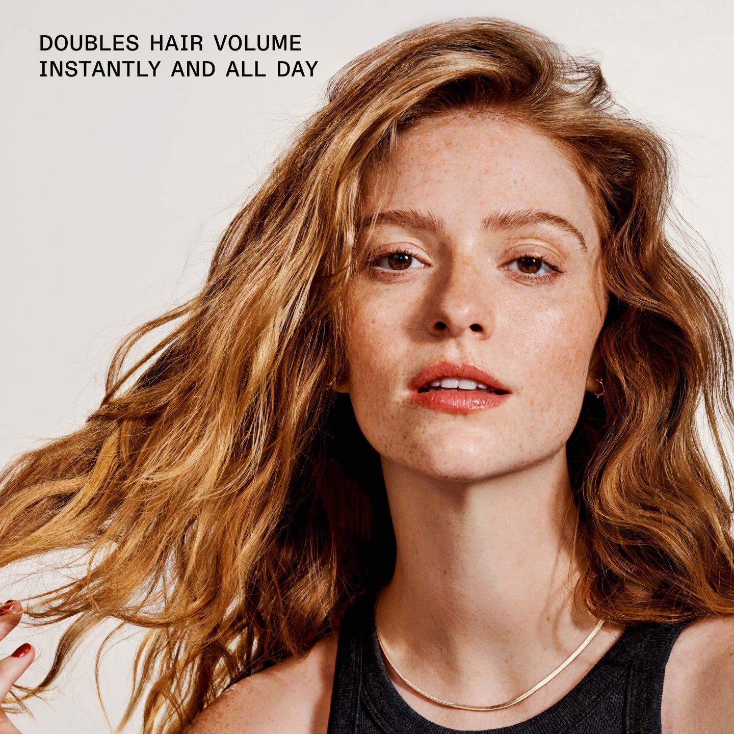 Woman with voluminous hair against a plain background

Doubles hair volume instantly and all day