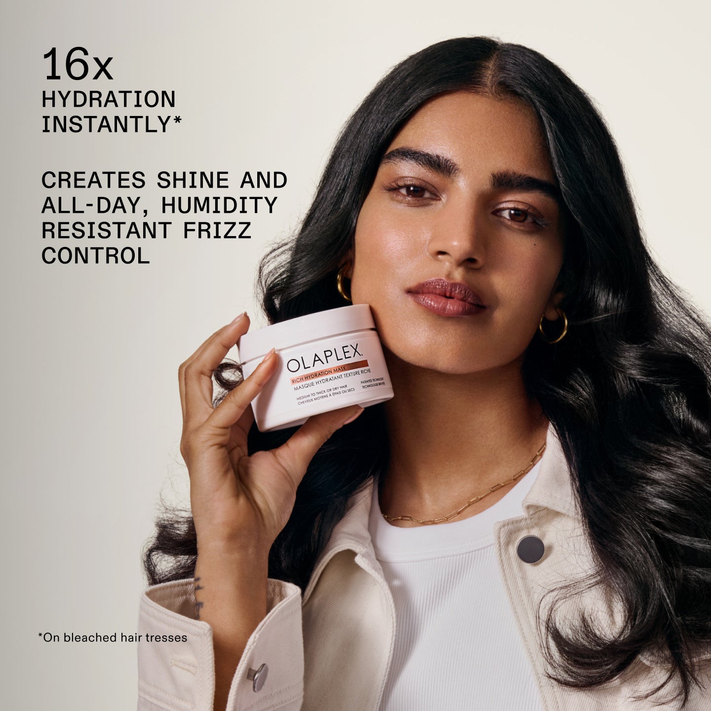 16X 
D'HYDRATATION INSTANTANÉE 

CRÉE DE LA BRILLANCE ET UN CONTRÔLE DES FRISOTTIS RÉSISTANT À L'HUMIDITÉ TOUTE LA JOURNÉE